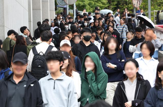 8일 오후 서울 마포구 홍익대에서 2024학년도 수시모집 논술고사를 치른 수험생들이 교정을 빠져나오고 있다. 연합뉴스