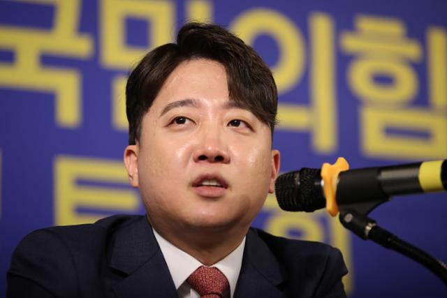 이준석 전 국민의힘 대표가 18일 오전 대구 남구 이천동 대구아트파크에서 열린 대구·경북 중견언론인모임 아시아포럼21 주최 초청토론회에 참석해 질문에 답하고 있다. 뉴스1