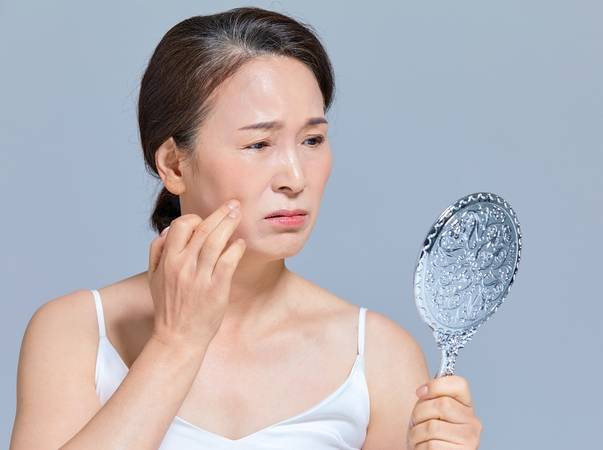 30~40대 이후에는 피지선 분비가 점점 감소해 피부가 건조해지는 경우가 많다./사진=게티이미지뱅크