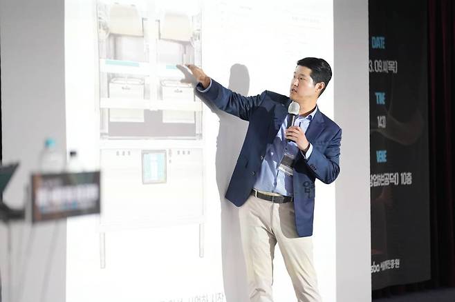 SBA 서울형 R&D 기술사업화 지원사업 우수사례로 발표하고 있는 송성민 에니아이 이사 / 출처=에니아이