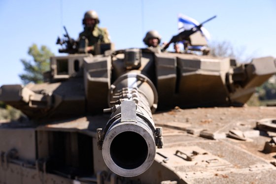 21일(현지시간) 레바논 국경 지대에서 이스라엘 육군의 메르카바 전차가 대기하고 있다. AFP=연합