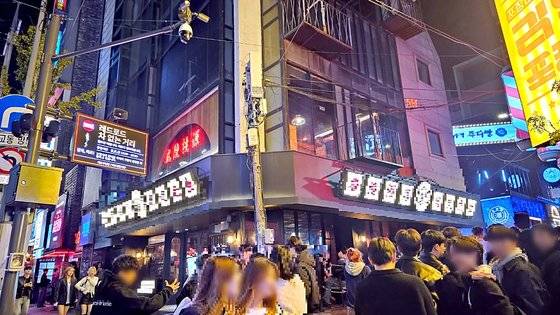 홍대 클럽거리 앞에 설치된 인공지능형 CCTV. 360도 회전하는 카메라로 전 구역을 살피고, 인파사고 가능성이 있다면 LED화면을 통해 경고메시지를 알린다. 이찬규 기자