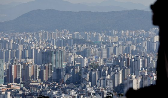 22일 서울 남산에서 바라본 도심 아파트. 연합뉴스