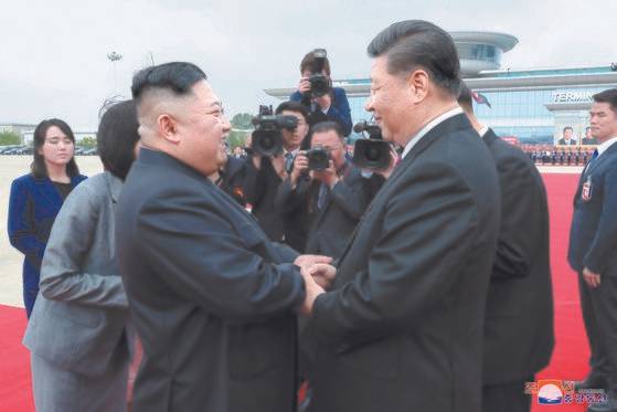 〈YONHAP PHOTO-1659〉 시진핑 환송하는 김정은   (평양 조선중앙통신=연합뉴스) 김정은 북한 국무위원장이 21일 평양 순안공항에서 북한 방문을 마친 시진핑 중국 국가주석을 환송 했다고 조선중앙통신이 22일 보도했다. 2019.6.22    [국내에서만 사용가능. 재배포 금지. For Use Only in the Republic of Korea. No Redistribution]   photo@yna.co.kr/2019-06-22 07:37:37/ 〈저작권자 ⓒ 1980-2019 ㈜연합뉴스. 무단 전재 재배포 금지.〉