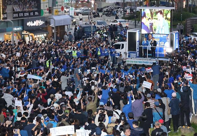 지난  9일 저녁 서울 강서구 발산역 일대에서 열린 이재명 더불어민주당 대표의 진교훈 강서구청장 후보 지원유세에 많은 지지자들이 몰려 있다./ 사진=뉴스1