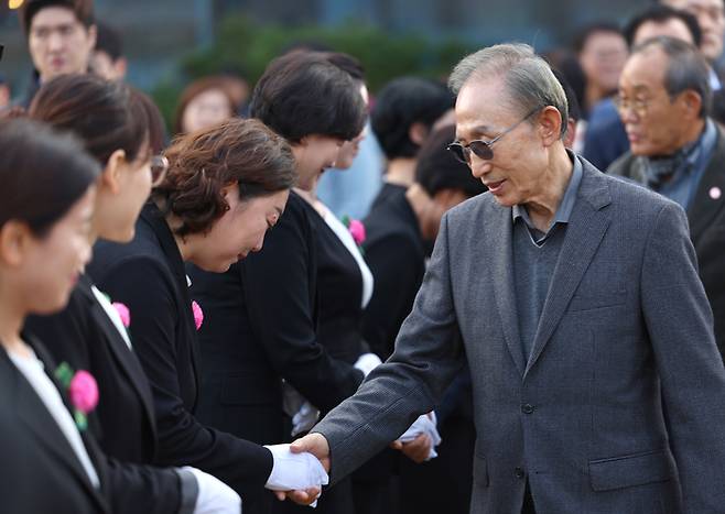 이명박 전 대통령이 25일 오후 경기 여주 강천보 한강문화관 인근에서 열린 강천보 걷기 행사에 참석해 참가자들과 인사를 나누고 있다. 연합뉴스.