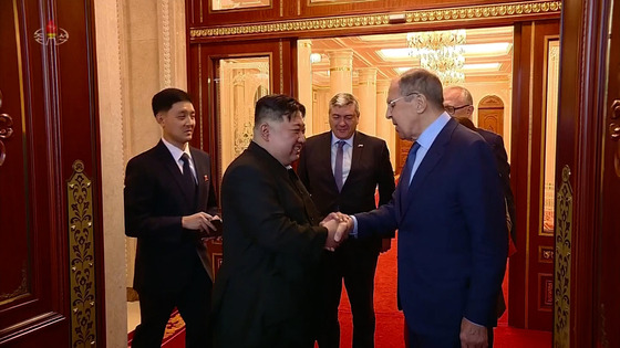 In this footage released by the North's state-controlled Korean Central Television, North Korean leader Kim Jong-un, left, shakes hands with Russian Foreign Minister Sergei Lavrov during the latter's visit to Pyongyang on Oct. 19. [YONHAP]