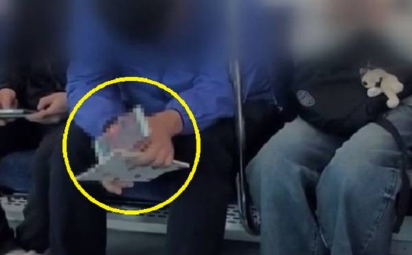 지난 20일 오전 서울 1호선 광운대행 지하철 안에서 음란 동영상을 보다가 잠든 남성. JTBC '사건반장' 보도화면 캡처