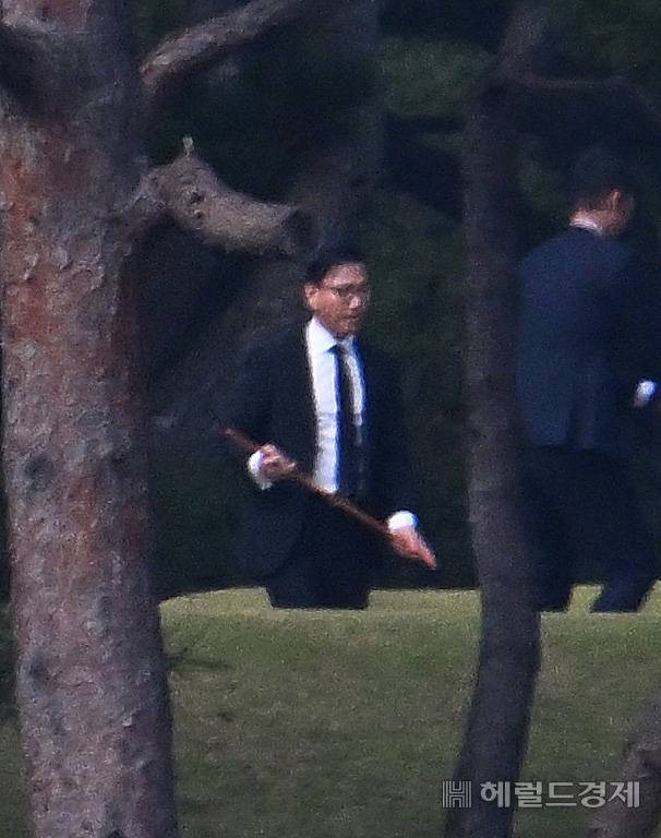 김재열 국제빙상경기연맹 회장이 25일 오전 경기도 수원시 선영에서 진행된 고 이건희 삼성그룹 회장 3주기 추도식에 참석하고 있다. 수원=임세준 기자