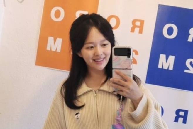 삼성전자 ‘갤럭시Z 플립4’을 사용 중인 배우 정지소씨. 정씨는 LG전자가 스마트폰 사업을 철수한 이후에도 LG폰을 사용 중인 것이 알려져 이용자들 사이에서 화제가 된 바 있다. [정지소 인스타그램]