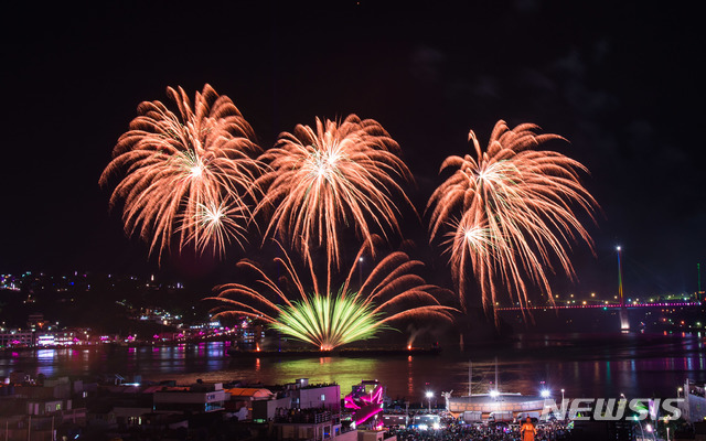 전남 여수시 이순신광장 앞 해상에서 펼쳐진 여수밤바다 불꽃축제.