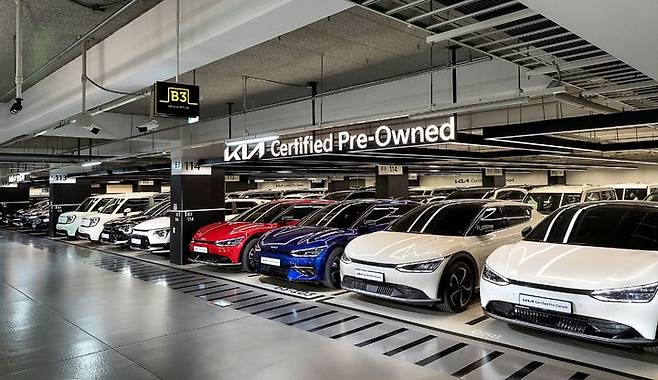 [서울=뉴시스] 기아는 내달 1일부터 자사 브랜드 중고차 매입 및 판매에 나선다고 25일 밝혔다. 사진은 기아 인증중고차 용인센터에 EV6, 니로EV, 레이EV 인증중고차가 전시돼 있는 모습. (사진=기아 제공) 2023.10.25. photo@newsis.com *재판매 및 DB 금지