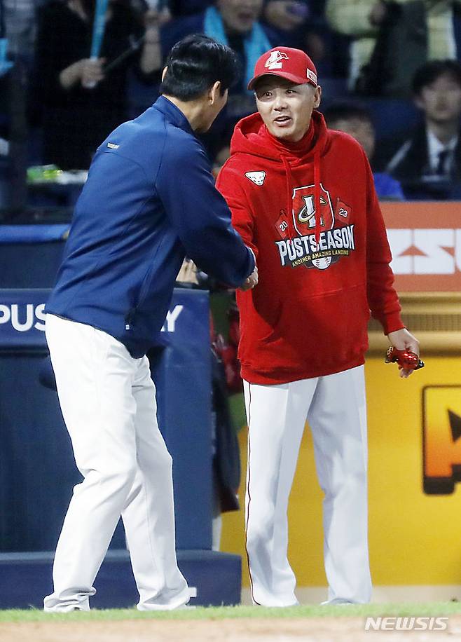 [창원=뉴시스] 최동준 기자 = 25일 오후 경남 창원NC파크에서 열린 2023 KBO 포스트시즌 준플레이오프 SSG 랜더스 대 NC 다이노스의 3차전 경기에서 NC가 7:6으로 승리했다. SSG 김원형 감독, NC 강인권 감독이 인사하고 있다 2023.10.25. photocdj@newsis.com