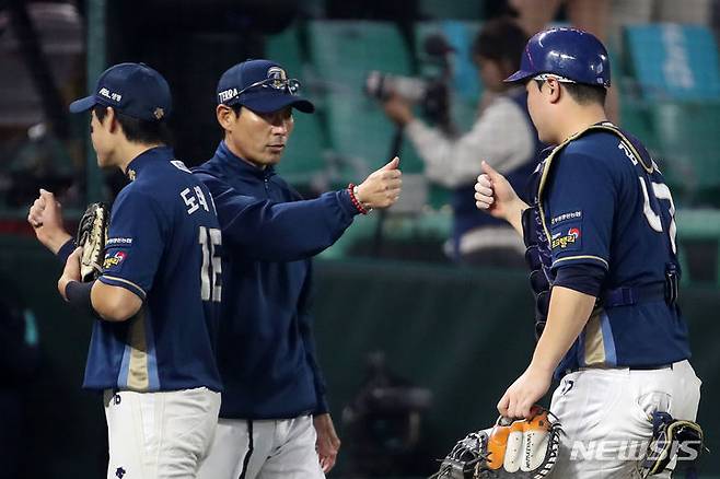 [인천=뉴시스] 조성우 기자 = 23일 오후 인천 SSG랜더스필드에서 열린 2023 KBO 포스트시즌 준플레이오프 NC다이노스와 SSG 랜더스의 2차전 경기, NC 강인권 감독이 SSG에 7-3 승리한 뒤 포수 김형준과 하이파이브하고 있다. 2023.10.23. xconfind@newsis.com