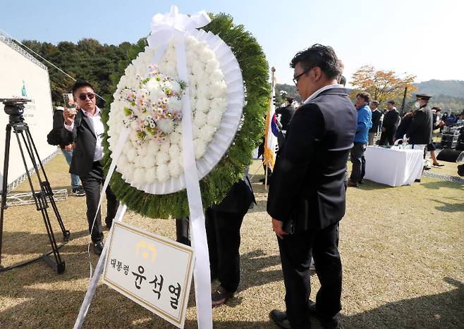 뒤 돌려진 대통령 화환. 연합뉴스