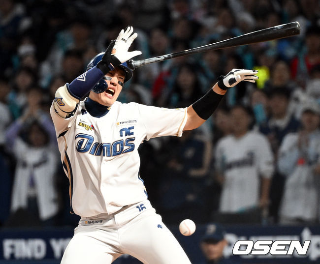 [OSEN=창원, 조은정 기자] 25일 오후 창원NC파크에서 2023 KBO 준플레이오프 3차전 NC 다이노스와 SSG 랜더스의 경기가 열렸다.2회말 NC 선두타자 도태훈이 SSG 선발 오원석의 공에 몸을 맞고 있다. 2023.10.25 /cej@osen.co.kr