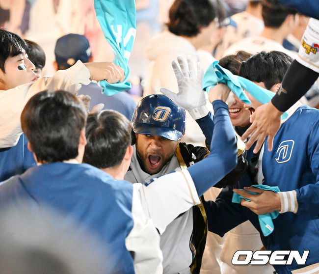 [OSEN=창원, 민경훈 기자] 25일 오후 창원NC파크에서 2023 KBO 준플레이오프 NC 다이노스와 SSG 랜더스의 3차전 경기가 열렸다.2회말 1사 주자 1,2루 NC 마틴이 우월 재역전 스리런 홈런을 날린 후 덕아웃에서 기뻐하고 있다. 23.10.25 / rumi@osen.co.kr