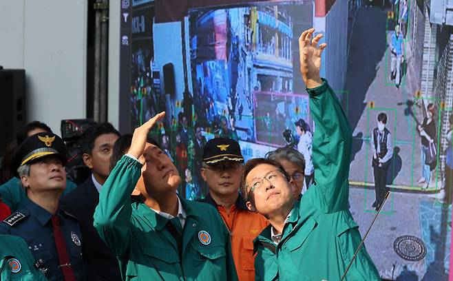 오세훈 서울시장이 이태원 핼러윈 참사 1주기를 앞둔 25일 서울 광진구 건대맛의거리에서 서울시가 새로 도입한 '인파감지 시스템' 가동 상황과 안전관리 대책 현장점검을 하고 있다. 뉴스1