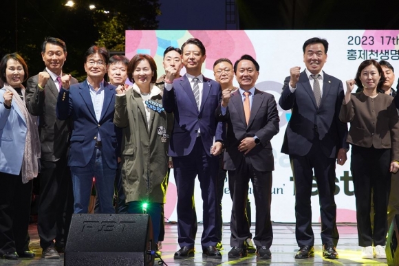 지난 21일 홍제천 연가교~사천교에서 열린 ‘홍제천 생명의 축제’에 참석한 김용일 의원(왼쪽에서 세 번째)