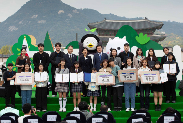 교보생명과 환경부가 24일 서울 광화문광장에서 ‘지구하다 페스티벌’을 개최했다. 개막식에서 참가한 한화진(뒷줄 왼쪽 다섯 번째) 환경부장관과 편정범(〃 여섯 번째) 교보생명 대표이사 사장이 환경 숏폼 공모전 우수작 수상자들과 함께 기념촬영을 하고 있다. 사진 제공=교보생명