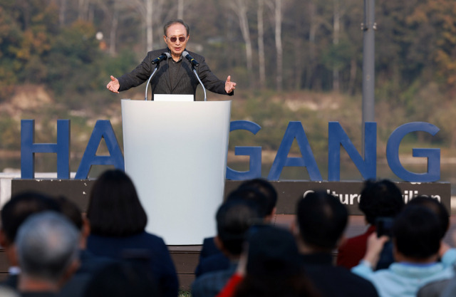 이명박 전 대통령이 25일 경기도 여주 한강문화관 인근에서 열린 강천보 걷기 행사에 참석해 인사말을 하고 있다. 여주=연합뉴스