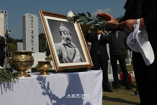 홍범도장군 순국 80주기 추모 및 청산리전투 전승 103주년 기념식이 열린 25일 국립대전현충원에서 참가자들이 헌화를 준비하고 있다. 조태형 기자