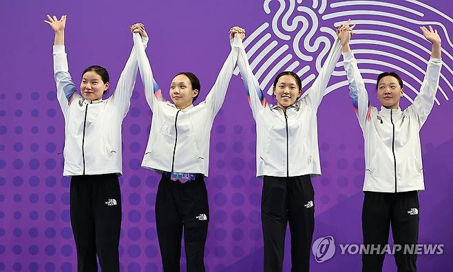 기뻐하는 여자 혼계영 대표팀 (항저우=연합뉴스) 김인철 기자 = 항저우 아시안게임 수영 여자 혼계영 400m에서 은메달을 획득한 이은지,고하루,김서영,허연경이 29일 중국 항저우 올림픽 스포츠센터 수영장에서 열린 메달 수여식에서 기뻐하고 있다. 2023.9.29 yatoya@yna.co.kr