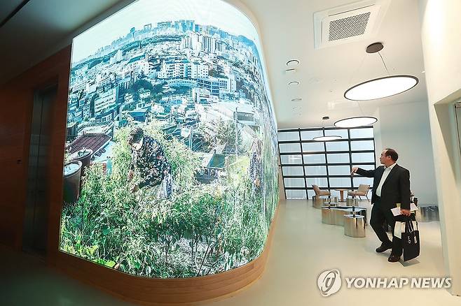 기후위기 그리고 푸른 미래 (서울=연합뉴스) 진연수 기자 = 25일 서울 종로구 트윈트리타워에서 열린 아트코리아랩 개관 페스티벌에서 참석자들이 전시를 관람하고 있다. 예술 활동의 모든 단계를 지원하는 플랫폼인 '아트코리아랩(Arts Korea Lab)'은 예술인과 예술기업의 창작 창작·제작 실험부터 시연·유통 등 예술과 기술을 활용한 창업주기 전반을 지원한다. 2023.10.25 jin90@yna.co.kr