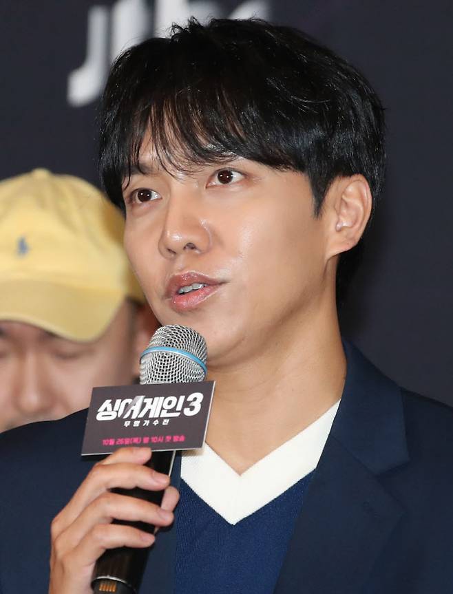 가수 이승기가 26일 서울 마포구 중소기업DMC타워 DMC홀에서 열린 JTBC 새 예능 ‘싱어게인 시즌3-무명가수전’ 제작발표회에서 투어 논란에 대한 취재진 질문에 답하고 있다.(사진=뉴스1)