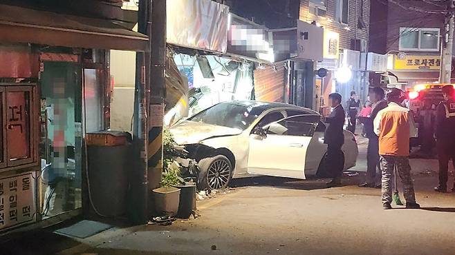 지난 25일 오후 8시쯤 서울 용산구 한남동 순청향대병원 인근 골목에서 벤츠 차량이 상가로 돌진한 모습. (사진=연합뉴스)