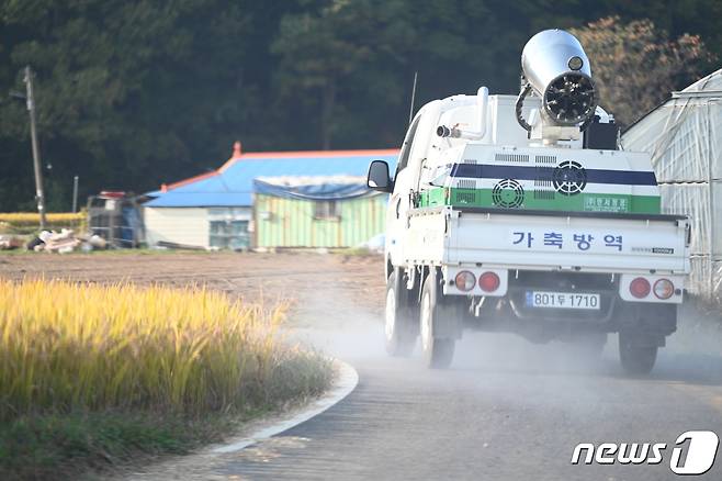 방역당국이 소 럼피스킨병이 발생한 홍성군 일대에서 소독작업을 벌이고 있다.(홍성군 제공)/뉴스1