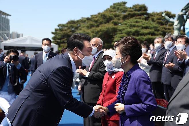 윤석열 대통령이 10일 서울 여의도 국회 앞마당에서 열린 제20대 대통령 취임식에서 박근혜 전 대통령과 악수하고 있다. (대통령실 제공) 2022.5.10/뉴스1 ⓒ News1 오대일 기자