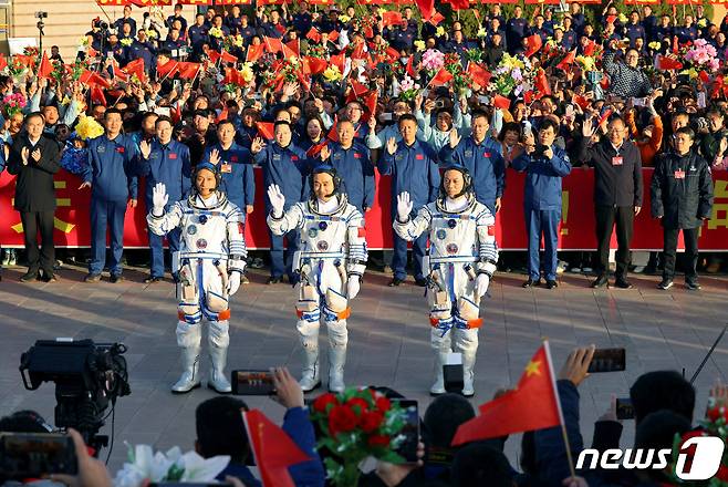 탕훙보(47)와 탕성제(33), 장신린(35) 등 3명의 중국 우주비행사들이 26일 오전 선저우 17호를 타고 중국 우주정가장 톈궁으로 향했다. 2023.10.26 ⓒ 로이터=뉴스1 ⓒ News1 강민경 기자