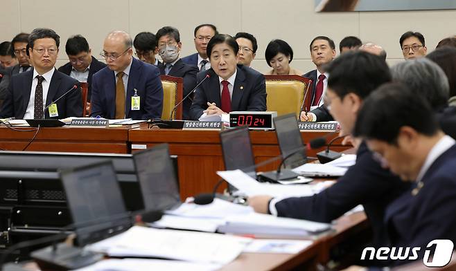 이동관 방송통신위원회 위원장이 26일 서울 여의도 국회에서 열린 과학기술정보방송통신위원회의 방송통신위원회 등에 대한 종합국정감사에서 의원 질의에 답변하고 있다. 2023.10.26/뉴스1 ⓒ News1 황기선 기자