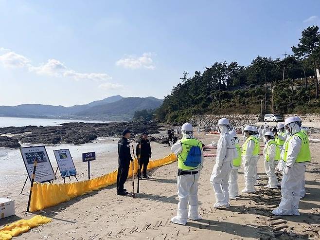 지난 25일 진도군 금갑해수욕장에서 해안오염사고 대응역량 강화를 위한 민관 합동 해안방제훈련을 실시하고 있다. [사진제공=목포해양경찰]