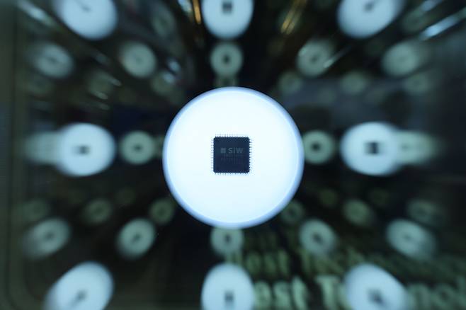 지난 25일 서울 강남구 코엑스에서 열린 반도체대전에 다양한 반도체 제품이 전시되어 있다. /뉴스1