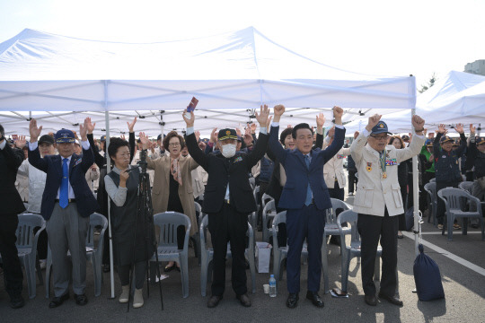 논산시가 25일 오전 시민운동장 인근에 위치한 참전공적비 건립지에서 '2023년 논산시 참전유공자 선양행사'를 개최했다. 사진은 만세삼창 장면 사진=논산시 제공