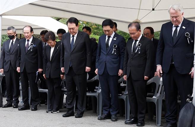 윤석열 대통령, 박정희 전 대통령 추도식 윤석열 대통령이 26일 국립서울현충원에서 열린 박정희 전 대통령 44주기 추도식에서 묵념을 하고 있다. 왼쪽부터 한태준 박정희기념재단 상임이사, 정재호 민족중흥회 회장, 박 전 대통령, 윤 대통령, 김기현 국민의힘 대표, 윤재옥 원내대표, 인요한 국민의힘 혁신위원장.  2023.10.26. 대통령실사진기자단