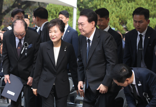 윤석열 대통령과 박근혜 전 대통령이 26일 서울 동작구 국립서울현충원 박정희 전 대통령 묘역에서 박 전 대통령 서거 제44주기 추도식을 마치고 묘소 참배에 나서고 있다.     [대통령실통신사진기자단]