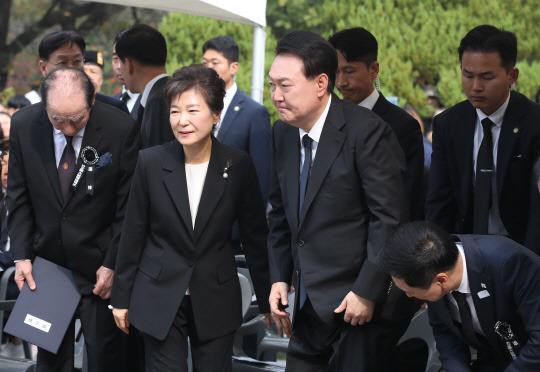 윤석열 대통령과 박근혜 전 대통령이 26일 서울 동작구 국립서울현충원 박정희 전 대통령 묘역에서 박 전 대통령 서거 제44주기 추도식을 마치고 묘소 참배에 나서고 있다.  대통령실통신사진기자단.