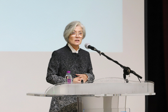 강경화 전 외교부장관이 숭실대학교 한경직기념관 김덕윤예배실에서 '세계 속의 한국, 한국인'을 주제로 특강을 진행했다.   [숭실대 제공]