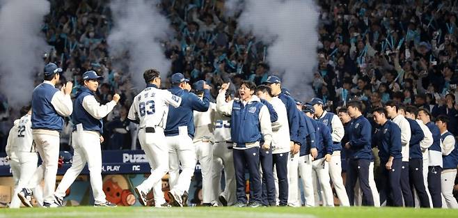 (창원=뉴스1) 25일 오후 경남 창원NC파크에서 열린 프로야구 '2023 신한은행 SOL KBO 포스트시즌' 준플레이오프 3차전 NC 다이노스와 SSG 랜더스의 경기에서 7대 6으로 승리한 NC 선수들이 승리를 자축하고 있다. NC는 이날 승리로 플레이오프 진출에 성공했다.
