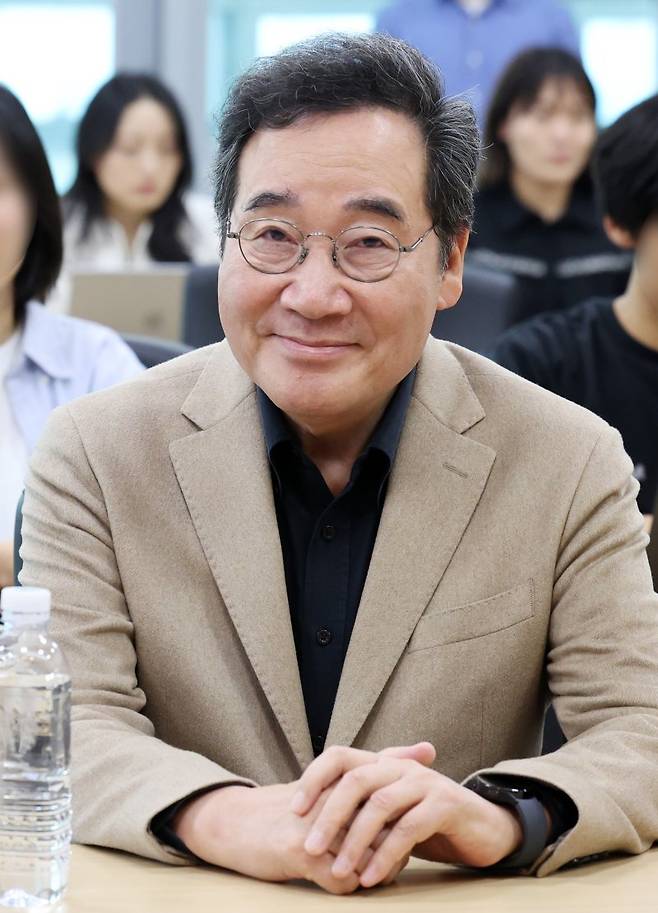 이낙연 전 국무총리가 지난 25일 서울대학교 국제대학원 국제회의실에서 서울대 통일평화연구원 주최로 열린 '대한민국 생존전략' 평화학세미나에 참석해 자리하고 있다. /사진=뉴스1