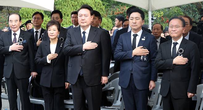 윤석열 대통령과 박근혜 전 대통령이 26일 국립서울현충원에서 열린 박정희 전 대통령 44주기 추도식에서 국민의례를 하고 있다. 대통령실사진기자단