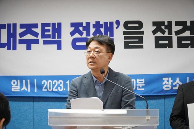 허종식 더불어민주당 의원이 26일 인천시청에서 기자회견을 하고 있다. 의원실 제공