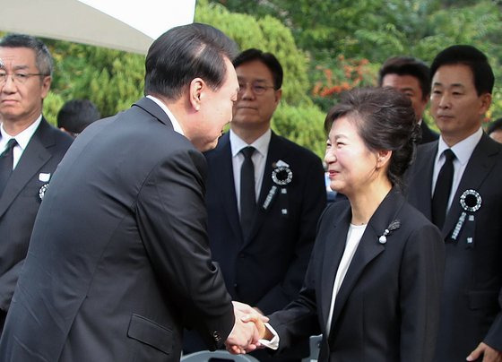 윤석열 대통령이 26일 서울 동작구 국립서울현충원 박정희 전 대통령 묘역에서 열린 박 전 대통령 서거 제44주기 추도식에서 박근혜 전 대통령과 인사하고 있다. 연합뉴스