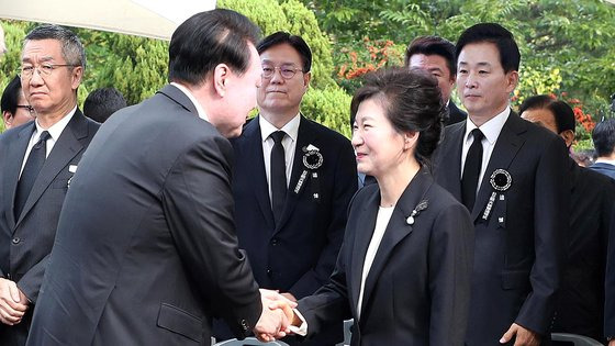 윤석열 대통령이 26일 서울 동작구 국립서울현충원 박정희 전 대통령 묘역에서 열린 박 전 대통령 서거 제44주기 추도식에서 박근혜 전 대통령과 인사하고 있다. 뉴시스