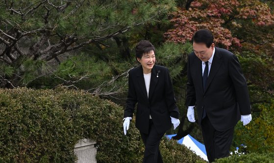 윤석열 대통령과 박근혜 전 대통령이 26일 서울 동작구 국립서울현충원 박정희 전 대통령 묘역에서 박 전 대통령 서거 제44주기 추도식을 마치고 묘소 참배에 나서고 있다. 사진 대통령실