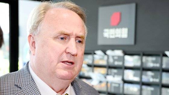 인요한 국민의힘 혁신위원장이 전날(25일) 오전 서울 여의도 국민의힘 중앙당사에 마련된 혁신위 사무실로 출근, 취재진 질문에 답하고 있다. 뉴스1