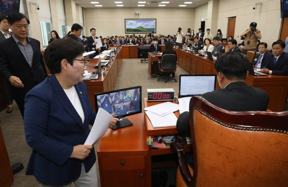 국민의힘 임이자 의원 등이 지난 5월 서울 여의도 국회에서 열린 환경노동위원회 전체회의에서 퇴장하고 있다.  이날 국회 환노위는 노란봉투법 본회의 직회부 요구안을 여당 소속 위원들의 불참 속에 야당 의원 10명 전원 찬성으로 의결했다.  뉴스1